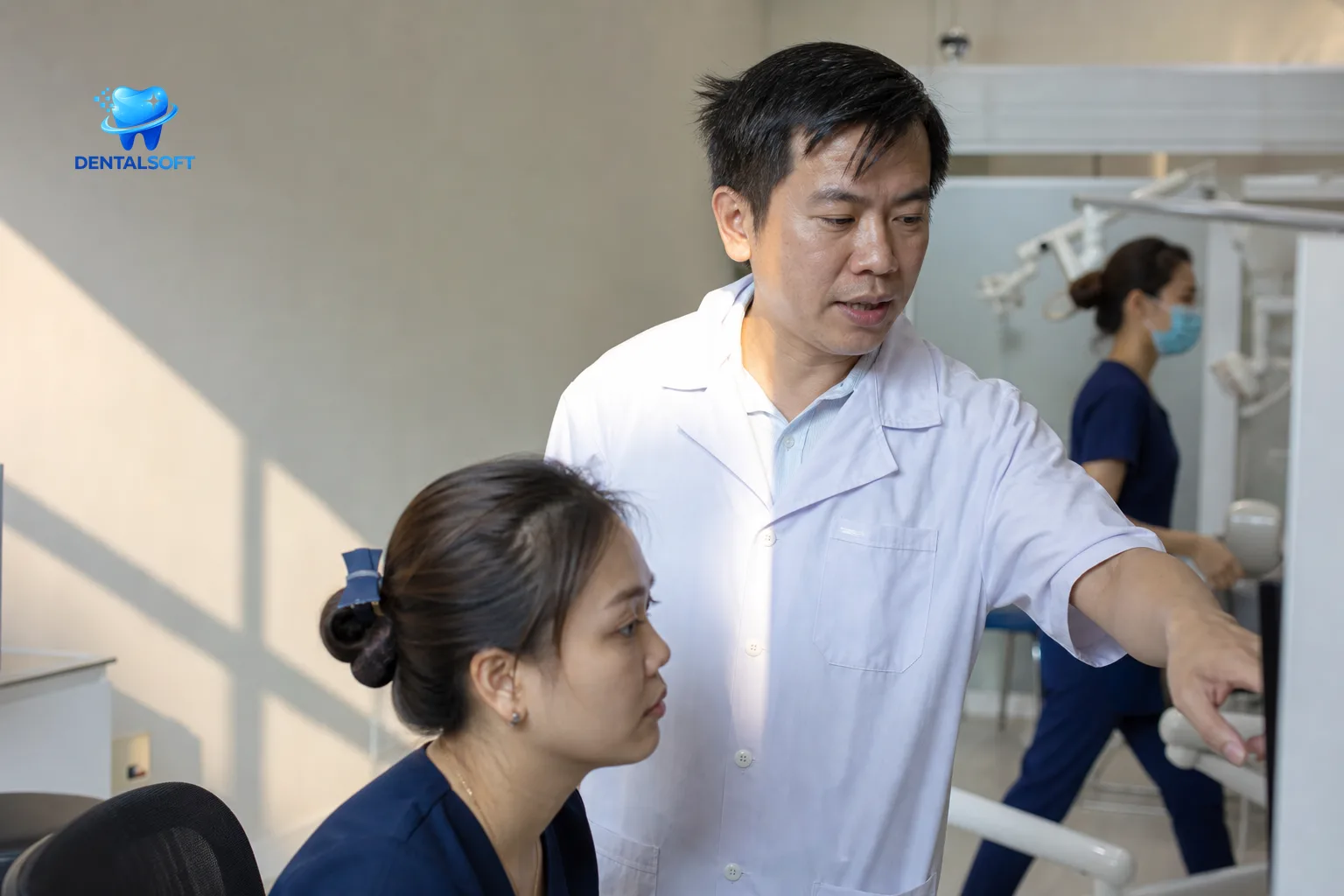 Toàn cảnh phòng khám đang dùng thử phần mềm quản lý nha khoa trên máy tính