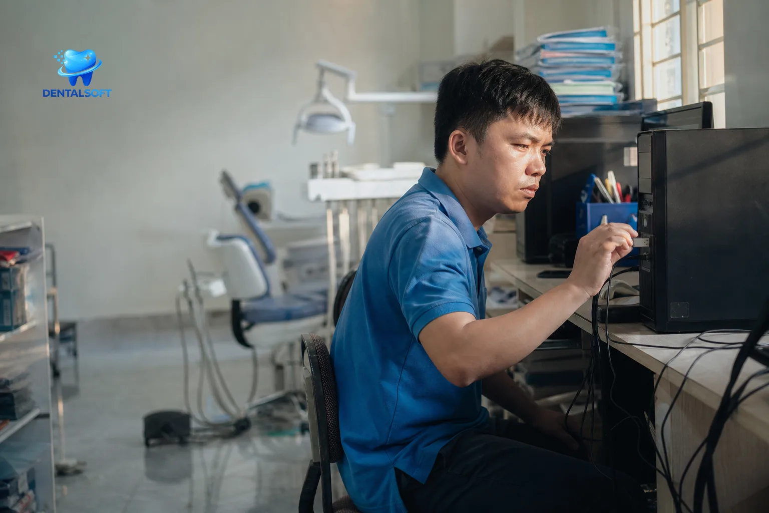 Kỹ thuật viên hỗ trợ phòng khám chuyển xuất dữ liệu phần mềm cũ sang DentalSoft