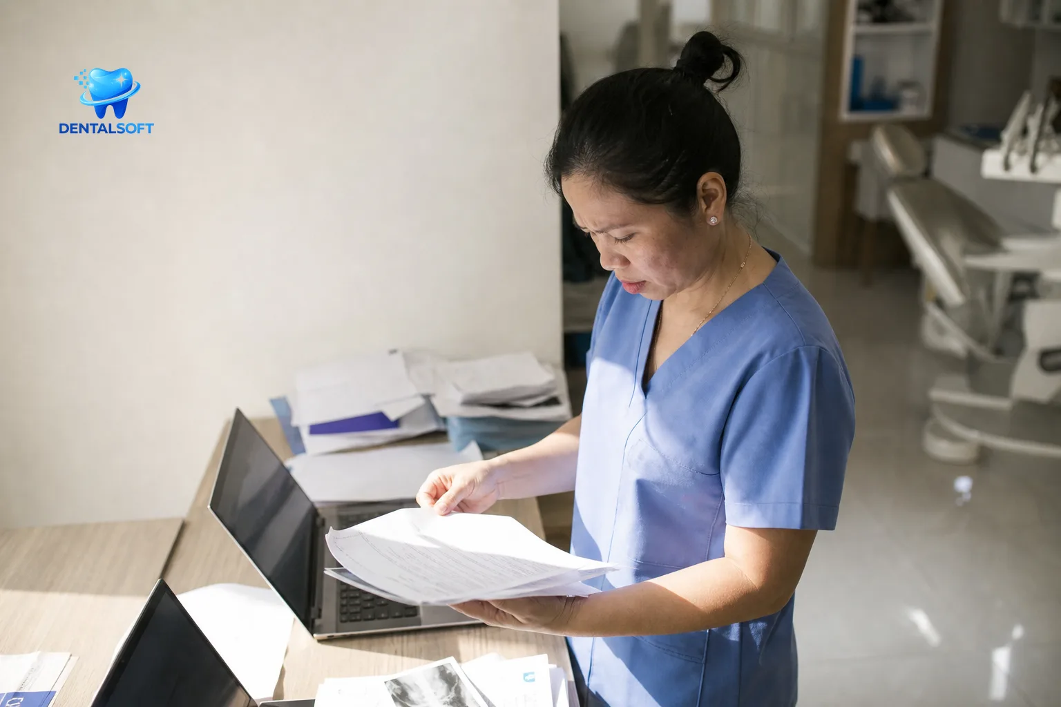 Bác sĩ đứng xem báo cáo, quản lý dữ liệu vận hành chuỗi phòng khám nha khoa