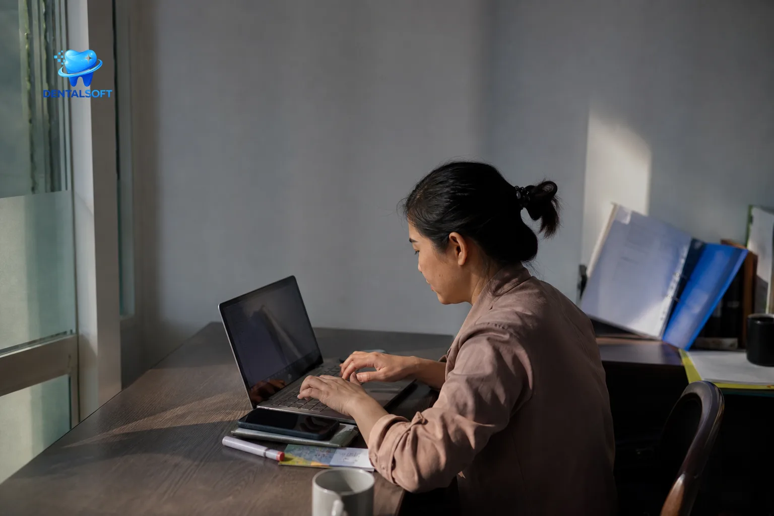 Quản lý phòng khám đang nhập số liệu phân quyền trên laptop